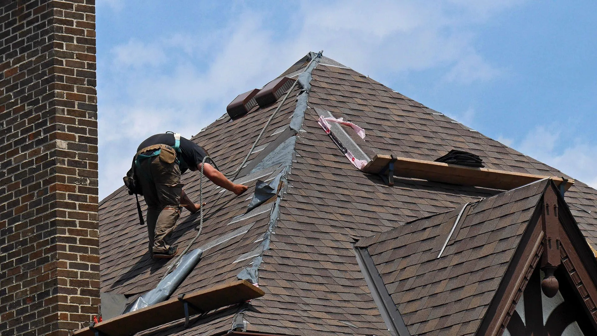 Roof replacement services by RoofingExpert.us including complete roof replacement, new roofing systems, residential roof replacement, commercial roof replacement, and professional roofing contractors.